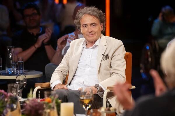 3nach9 am 14. Juli: Giovanni di Lorenzo von Timon Krause vor laufender Kamera hypnotisiert