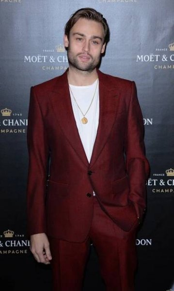 Dámy, plačte: Hollywoodský fešák Douglas Booth se oženil!