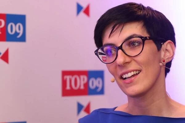 Šéfka TOP 09 má zálusk na křeslo po Maláčové. Jak ambice Pekarové Adamové podporuje manžel?