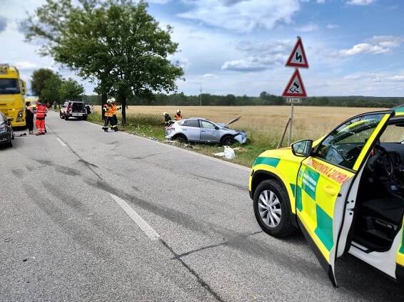 Při nehodě u Třeboně zemřeli dva lidé. Příčinou mohla být prasklá pneumatika