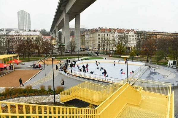 Kluziště na lodi, na střeše i pod mostem. Velký přehled poradí, kam si v Praze jít zabruslit