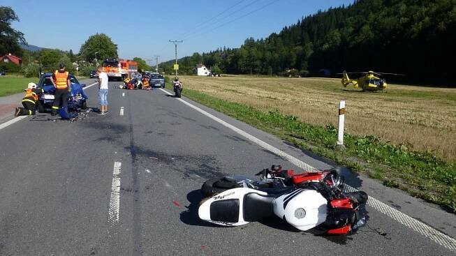Nehoda motocyklu u Ostravice si vyžádala i přílet vrtulníku LZS