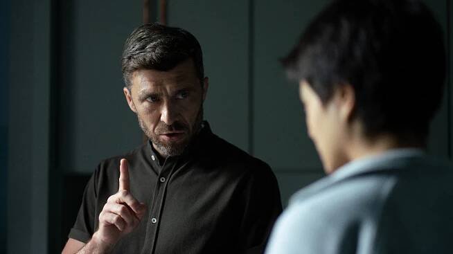 Otevři oči: Dívka se po nehodě probudí v léčebně amnézie. Všechno je však jeden velký podvod - Netflixer
