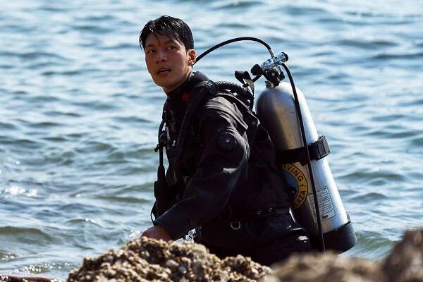 Wi Ha-jun as Hwang Jun-ho in Squid Game.
