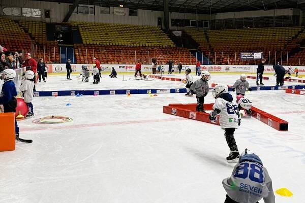 V RÁMCI TÝDNE HOKEJE DORAZILA NA ZIMNÍ STADION V DĚČÍNĚ TŘICÍTKA NOVÝCH DĚTÍ! | HC Děčín