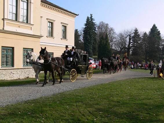 Zahájení sezony v Čechách? Koně, kočáry, muzika a usměvaví Hanáci
