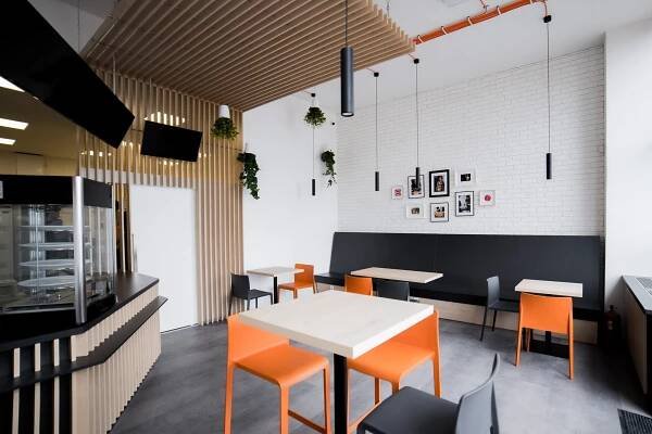návrh interiéru, design interiéru, návrh interiéru restaurace, interiér restaurace, interiér fast food, návrh gastro zařízení, lino design, barevná plastová židle, amici, interiér amici, amici architekt, přiznané elektrické dráty, lamely, dřevěné lamely, architekt brno, architekt zlín