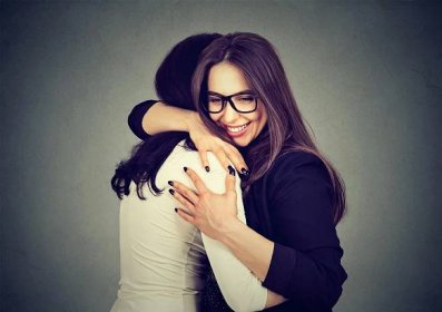 Nejlepší přátel dvě ženy objímaly — Stock obrázek
