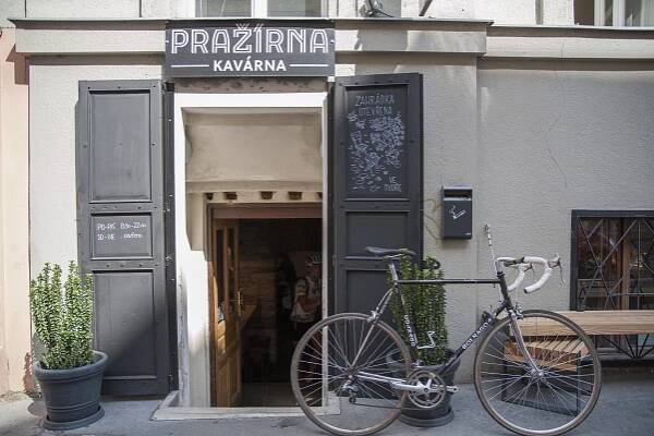 Vinohradská Pražírna není tahák na turisty. Na kávu tam chodí fajnšmekři