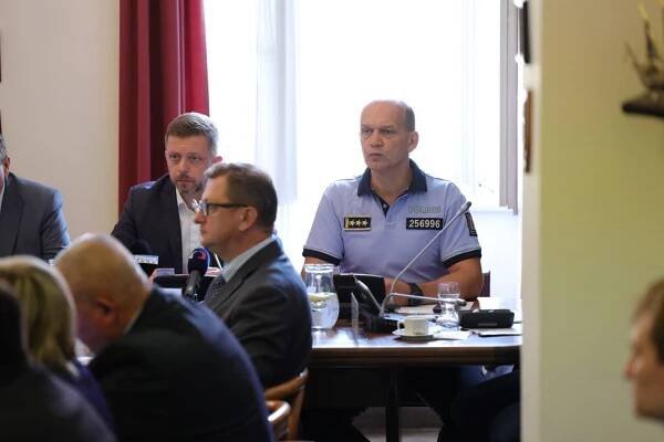 Emotivní slova matky zastřelené Elišky: „Zrůdě nezabránili!“ Rakušan s policisty hájili zásah na FF UK