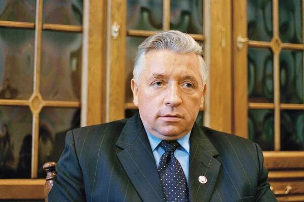 Soubor:Andrzej Lepper in his office 2002 (2).jpg