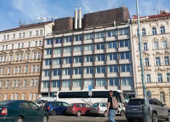 Brutalistní budova ze sedmdesátých let půjde k zemi. Na jejím místě bude stát nový dům