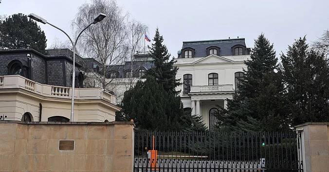Ruský majetek jsme měli vyvlastnit už dávno, říká Kolář. Pozor na poválečné sankce, varuje Žáček