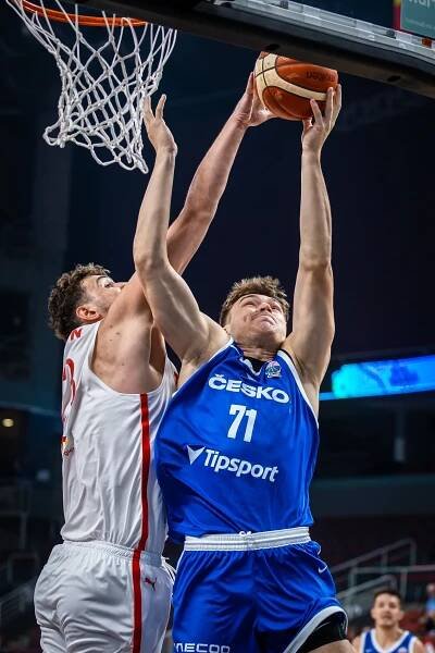 Děsivý počet faulů zničil šance českých basketbalistů