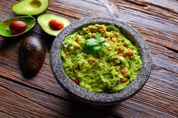 Dokonalé letní guacamole: Připravte si klasiku nebo variantu s pečenými rajčaty, mangem či slaninou | Magazín | Recepty.cz