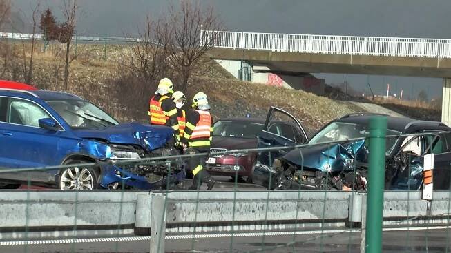 Po hromadné nehodě byla uzavřena část dálnice D1 u Lipníka, srazilo se tam 15 aut