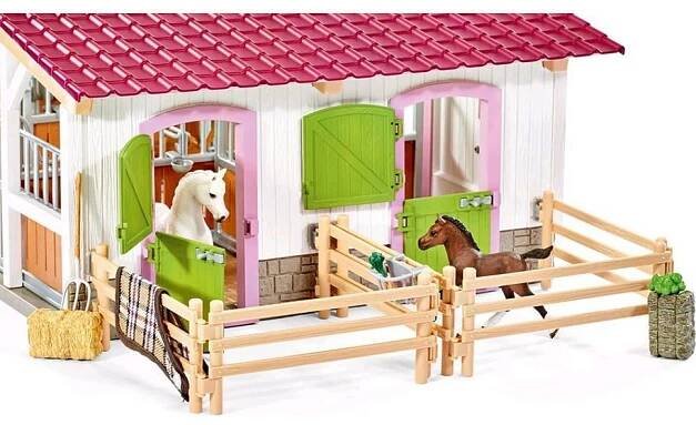 Schleich 42344 Stáj s koňmi a příslušenstvím v pastelových barvách