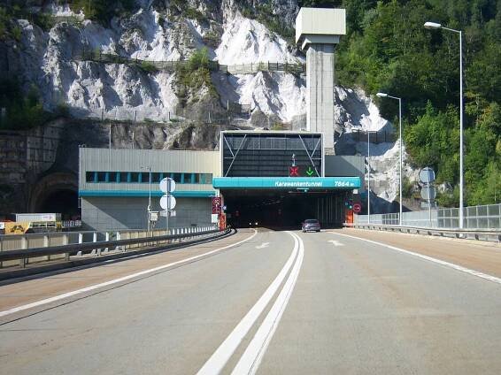 Dálnice A11 (Rakousko) před severním portálem tunelu Karavanky.