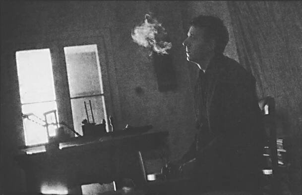 Jan Grossman ve své pracovně v DNz během příprav inscenace Proces (jaro 1966). Foto Jaroslav Krejčí