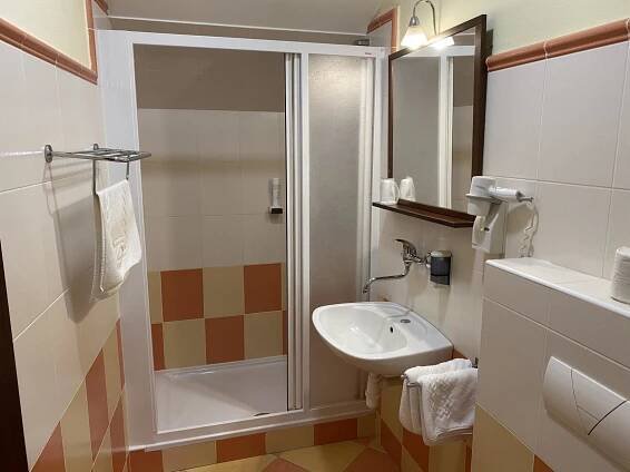 Trojlůžkový pokoj | Hotel Koruna Karlštejn