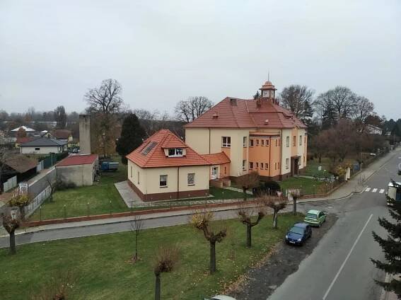 Výměna střešního pláště na ZŠ včetně hodinové věže a hod. stroje - Oficiální stránky obce Ostřešany