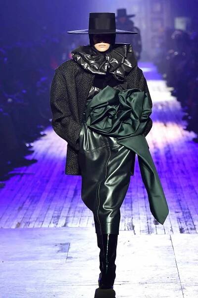 Kaia Gerber and More Models Wear Head Scarves and Hats at Marc Jacobs' Fall/Winter 2018 Show