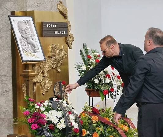 Lidé se loučili s bavičem Mladým, Náhlovský se na pohřbu rozplakal