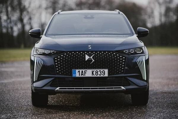 Francouzi ji upozadili, Češi oblíbili. Naftová DS 7 nemá dynamické ambice, přeje však šetřivým pohodářům