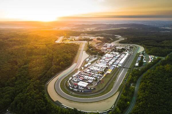 Autodromy v Česku. Kde a za kolik se svézt se svým autem legálně na hranici možností?