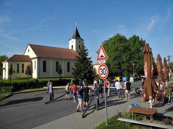 Májové slavnosti a stavění májů