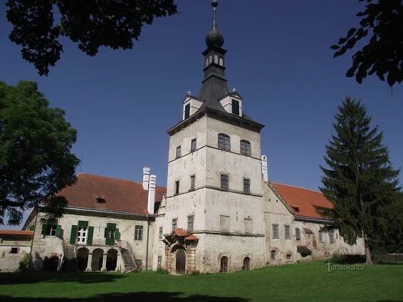 východní průčelí s renesanční věží