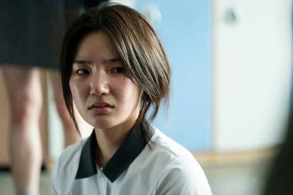 Lee Eun-saem S-line roleperson' 'school' 'uniform' 'locker' 'serious' 'concerned.