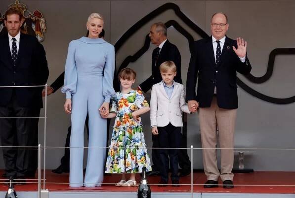 Monacký princ Albert a kněžna Charlene oslavili výročí novým portrétem: Něco na něm nesedí!