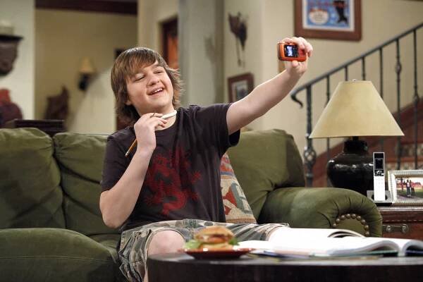 Dva a půl chlapa - Velká hlava mého syna - Z filmu - Angus T. Jones