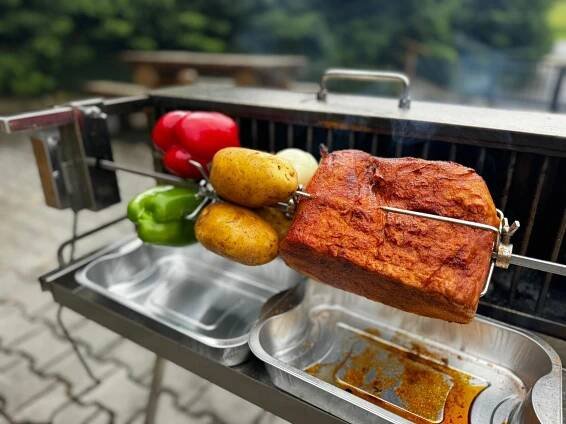 O nerezových grilech UG GRILL na kuře, kýtu a pečeni - Udíme Grilujeme