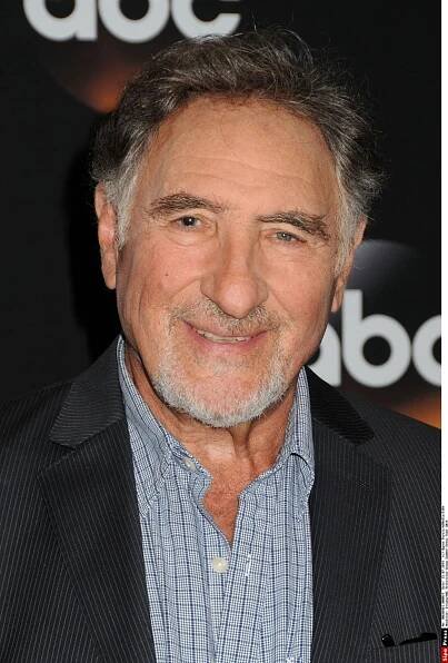 Judd Hirsch jako Leonardův táta - Obrázek 3
