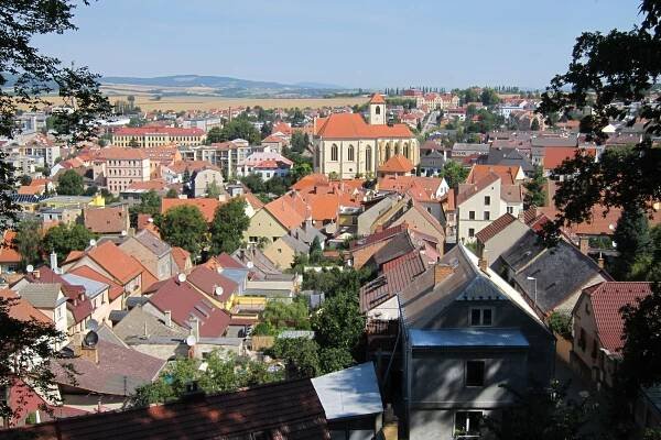 Pohled z areálu zámku směrem na kostel sv. Jakuba