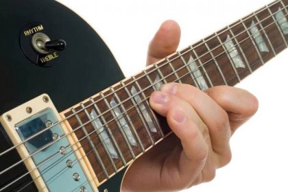 Ohnout na kytaru — Stock fotografie