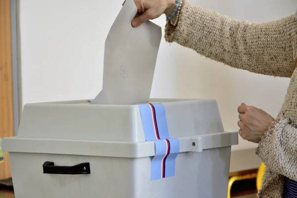 PODÍVEJTE SE: Volby začaly. V Berouně byly narvané volební místnosti
