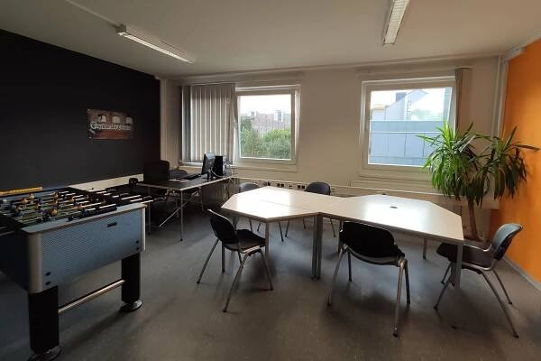 Schreibtische im Co-Working Bereich