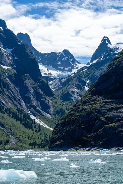 Alaska Guided excursions: glaciers, forests, caves and coastlines