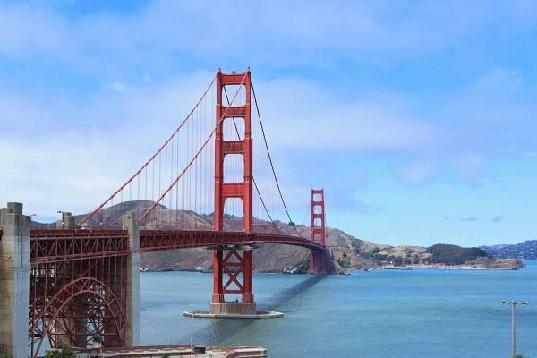 bezplatná Malebný výhled na ikonický most Golden Gate v San Franciscu pod jasnou modrou oblohou. Základová fotografie
