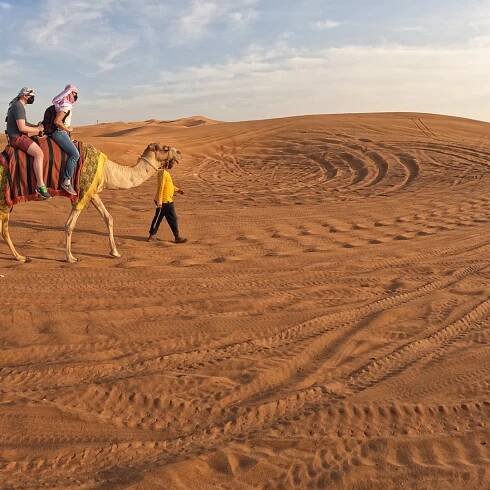 Dubaj: Pouštní safari, jízda na velbloudech, sandboarding, čtyřkolky | GetYourGuide