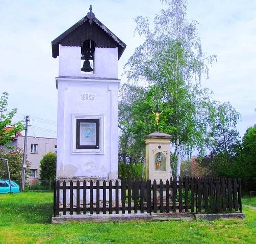 Fotografie - H Horní Raškovice zvonička, křížek, turisticka odpočívka - 04.05.2020