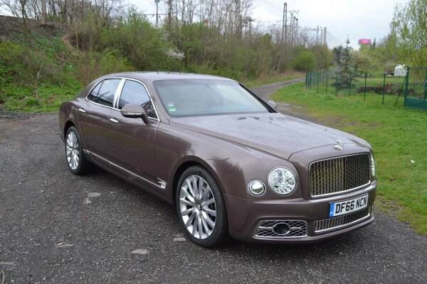 Luxus s béčkem ve znaku - Bentley Mulsanne -Rolls-Royce & Bentley Club ČR 