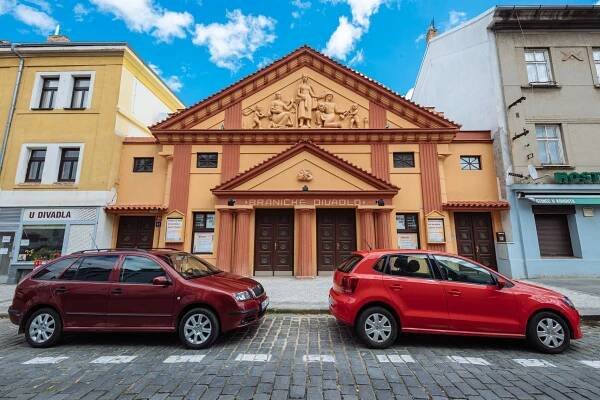 Zázemí pro nový cirkus. Akrobati z Losers Cirque Company opravují divadlo v Braníku