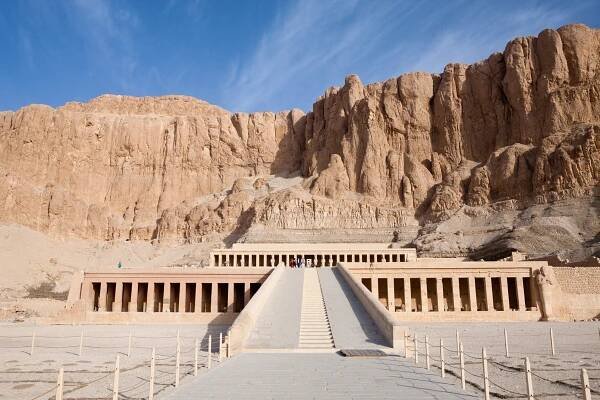 V egyptském Luxoru mohou cestovatelé navštívit monumentální zádušní chrám královny Hatšepsut – jedné z mála žen-faraonů starověkého Egypta, která byla navíc vášnivou hráčkou deskových her.