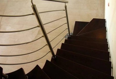 Moderní točité designové schodiště s nerezovým zábradlím, schodiště z masivu 