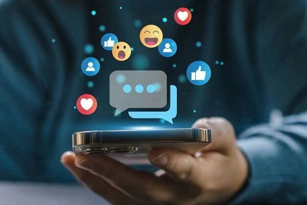 Smartphone s ikonami pro komunikaci a sociální média