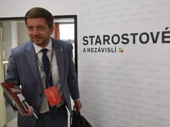Delegáti Starostů a nezávislých rozhodli. Lídrem hnutí se stal Vít Rakušan